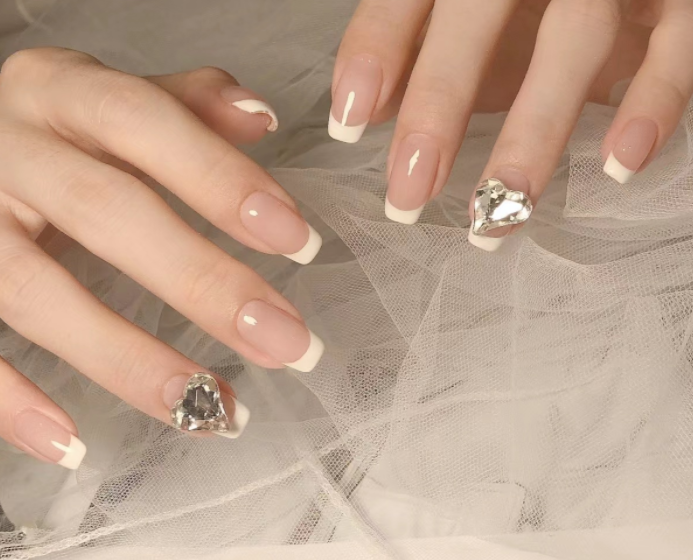 水鉆美甲圖片，南寧時(shí)尚美甲培訓(xùn)分享給你