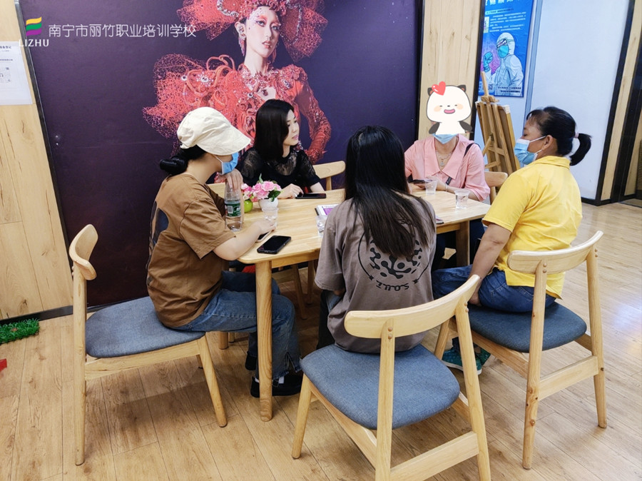 忙！忙！忙！麗竹學校人氣火爆的招生大廳