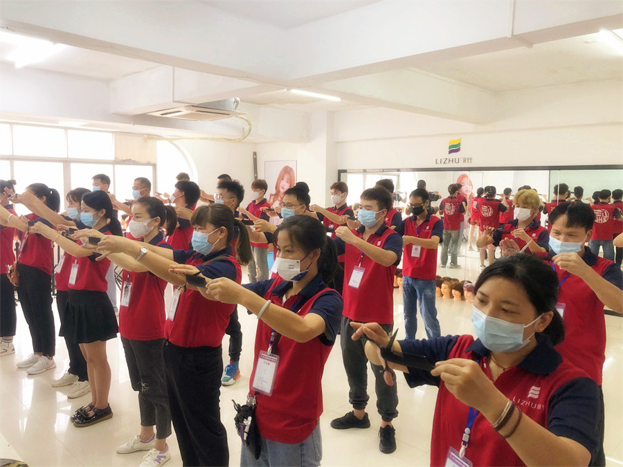 零基礎(chǔ)學(xué)美發(fā)：新手如何練習(xí)用剪刀和梳子？