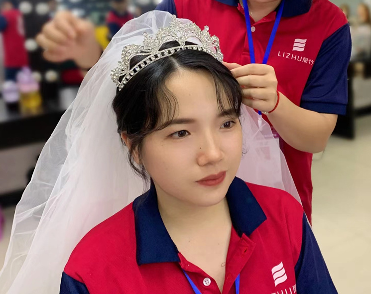 學(xué)化妝盤發(fā)基本手法，到麗竹化妝造型學(xué)校