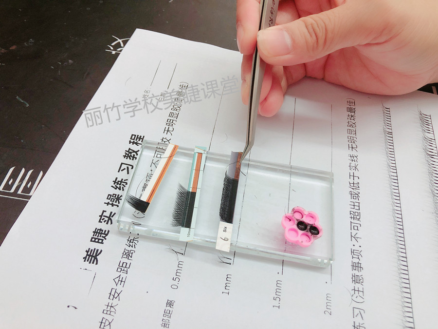 紙上嫁接睫毛，南寧美甲美睫學(xué)校學(xué)員練習(xí)