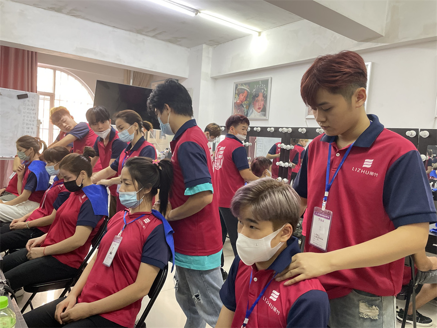 美發(fā)洗護(hù)肩頸按摩注意事項 ，廣西美發(fā)學(xué)校培訓(xùn)洗頭