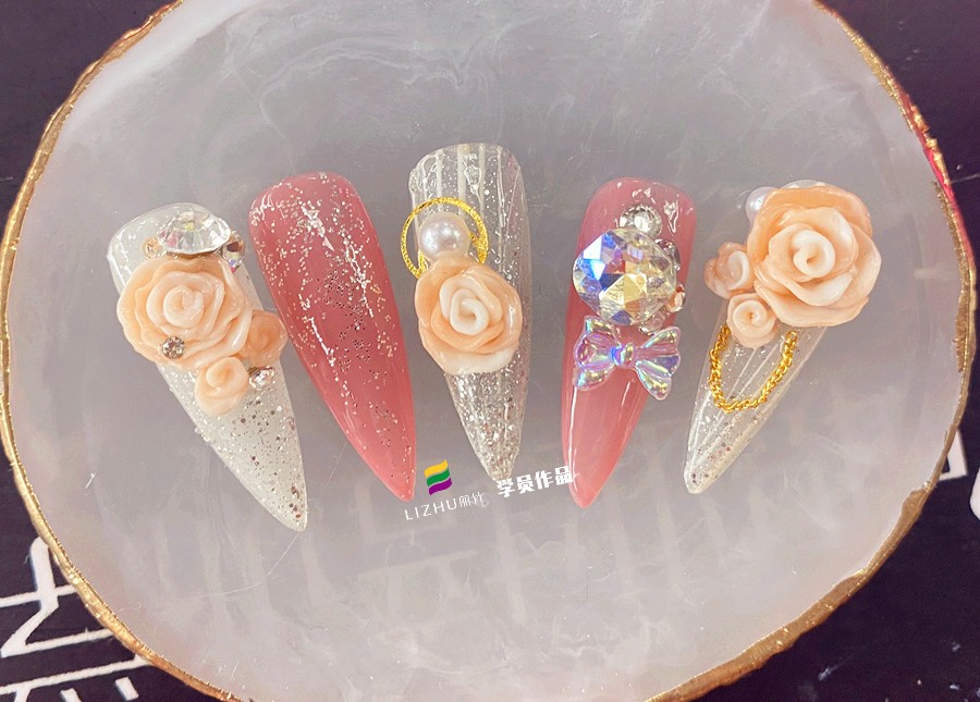 玫瑰雕花美甲作品，告訴你廣西美甲學校哪家好？