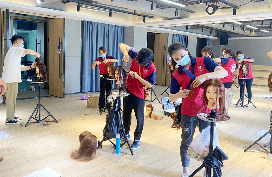 頭發(fā)打薄的注意事項(xiàng)，廣西理發(fā)剪發(fā)學(xué)校教學(xué)