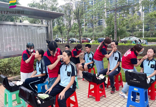 化妝實(shí)踐報(bào)告-麗竹學(xué)校化妝專業(yè)為南寧市三中提供化妝服務(wù)