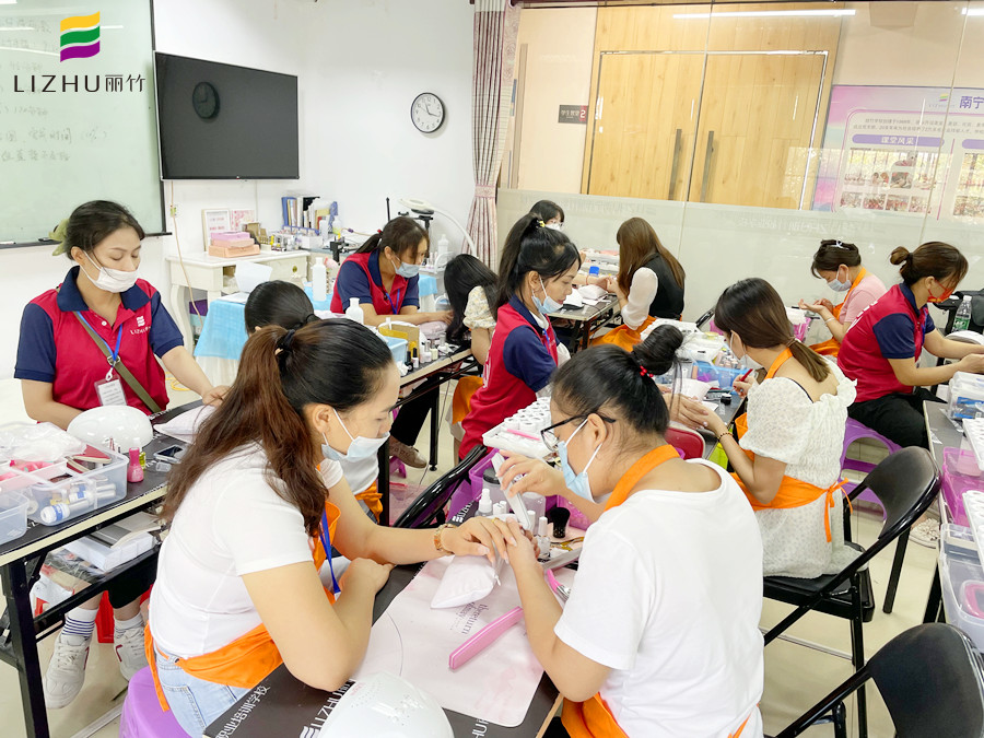 不同甲型的打磨方法，廣西南寧美甲培訓(xùn)班教學(xué)內(nèi)容