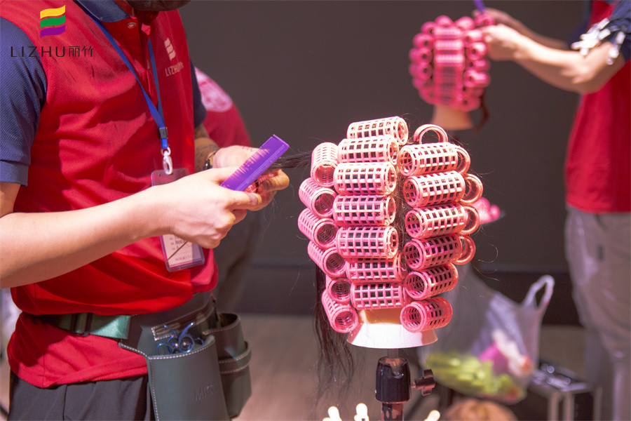 塑料卷發(fā)筒使用方法，廣西南寧專業(yè)燙發(fā)學(xué)校課程