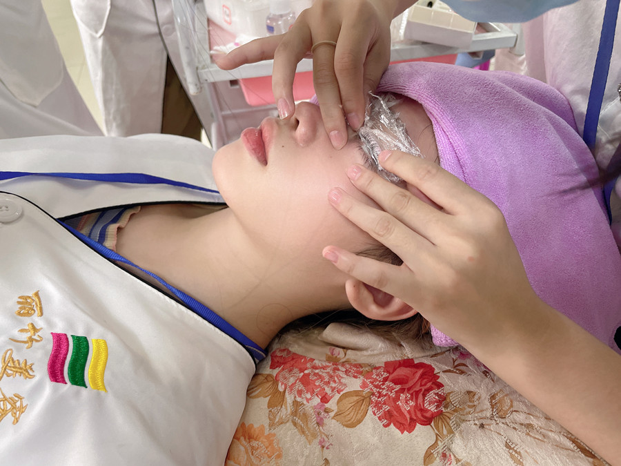 角蛋白翹睫術(shù)，廣西學(xué)美睫技術(shù)