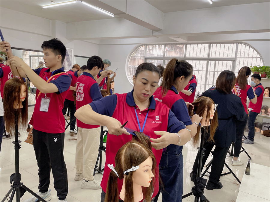 頭發(fā)打薄的技巧，廣西學(xué)理發(fā)剪發(fā)