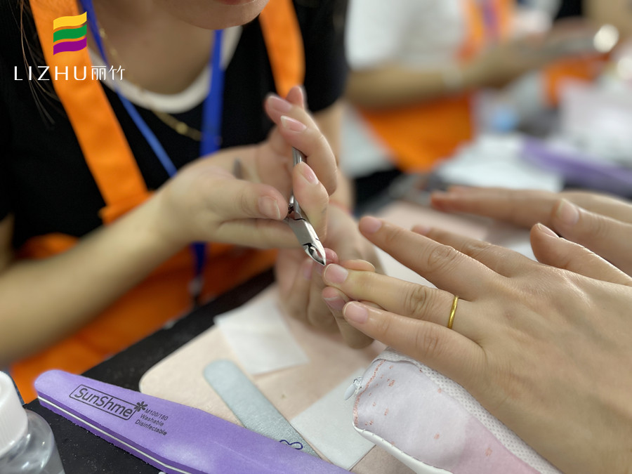 指甲剪太短疼怎么辦？廣西美甲正規(guī)學校告訴你