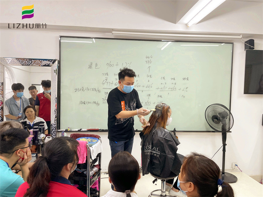 染膏怎么才能涂均勻？廣西染發(fā)培訓(xùn)學(xué)?，F(xiàn)場示范