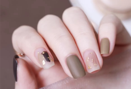 溫柔暖棕秋冬美甲 ??，南寧市美甲學(xué)校讓你成為“小太陽”