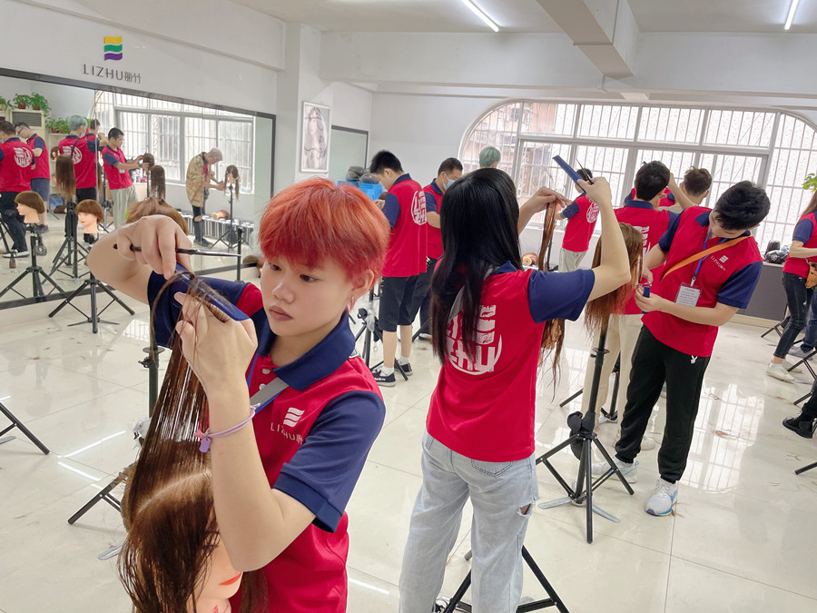 你適合剪齊劉海嗎？南寧剪發(fā)職業(yè)學(xué)校為你詳解