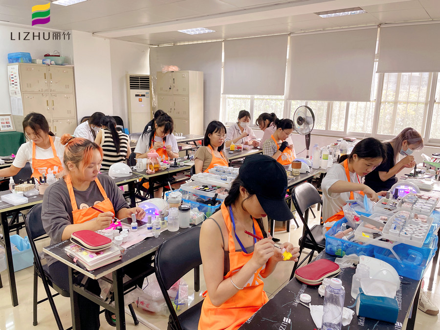 冬天做指甲為什么會裂？廣西南寧美甲學(xué)校分享原因