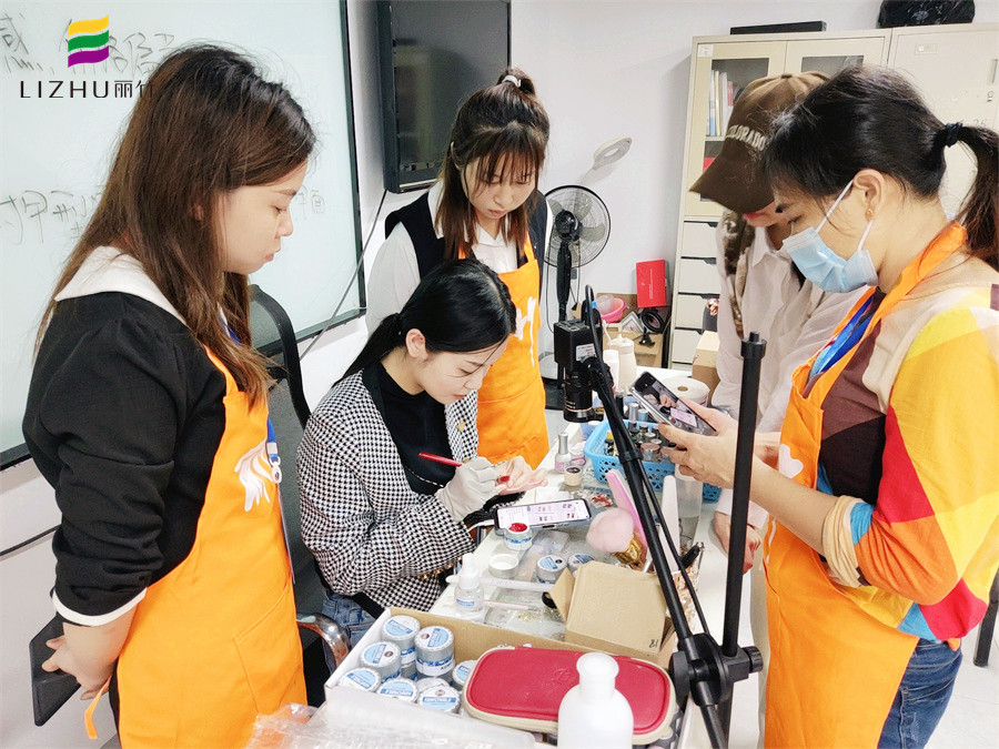 南寧學(xué)美甲要多久？南寧專業(yè)培訓(xùn)美甲師的學(xué)校歡迎你