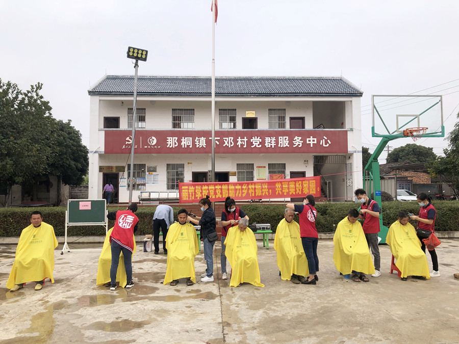 南寧美發(fā)培訓(xùn)學(xué)?！叭锣l(xiāng)”活動(dòng)，群眾連連稱贊