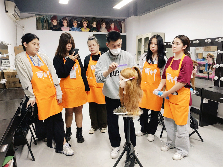 南寧化妝編發(fā)盤發(fā)去哪學(xué)？歡迎到麗竹學(xué)校化妝專業(yè)