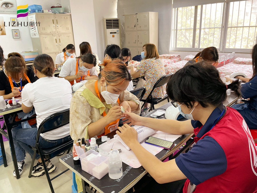 指甲油拉絲了怎么辦？廣西基礎(chǔ)美甲課件講解