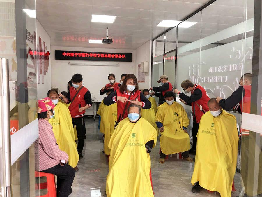 南寧美發(fā)學校外出理發(fā)活動，你煥然一新過大年