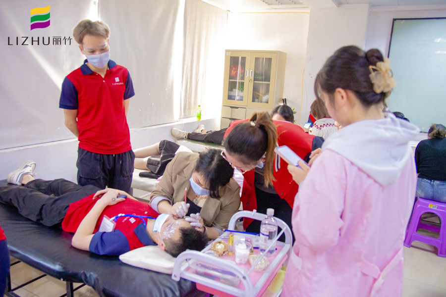 紋繡師在紋眉時(shí)如何收費(fèi)？南寧紋眉培訓(xùn)學(xué)校幫你分析