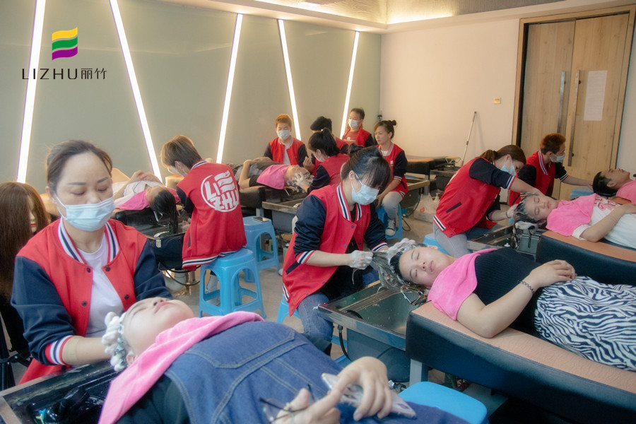 廣西老牌美業(yè)培訓(xùn)學(xué)校告訴你燙過(guò)的頭發(fā)怎么剪好看？