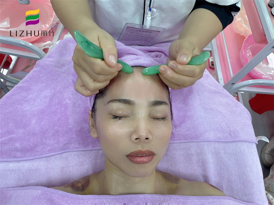 額頭撥筋的手法，廣西皮膚管理學(xué)校分享