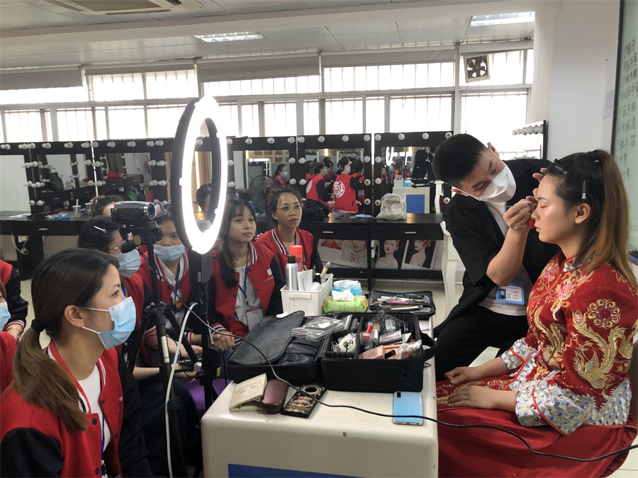 零基礎(chǔ)在廣西學化妝，廣西化妝基礎(chǔ)班歡迎你