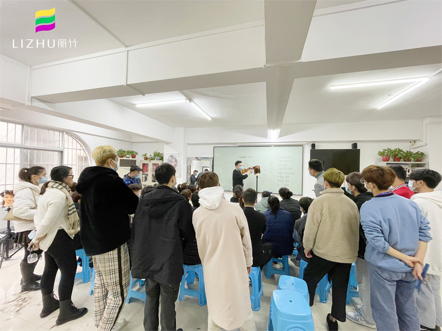 南寧燙染學校哪里好？南寧學燙染頭發(fā)多少錢？