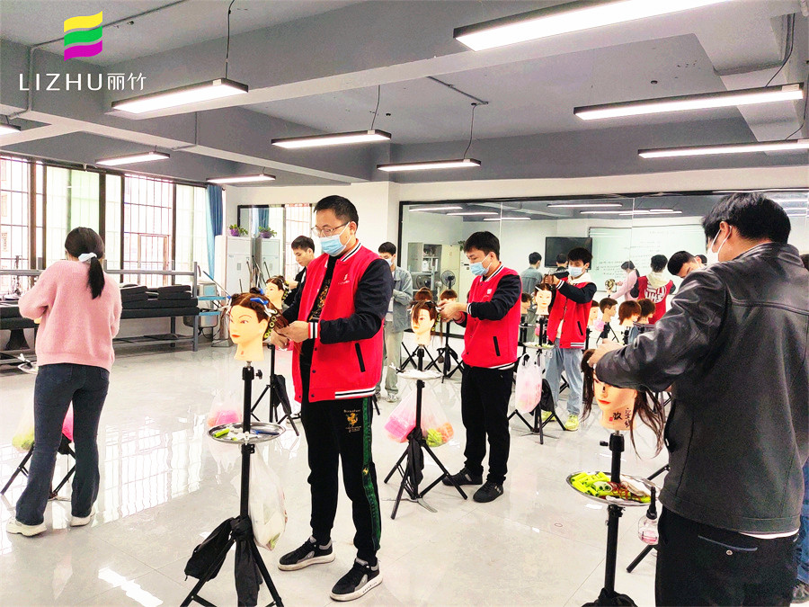 廣西美發(fā)燙發(fā)學校教你如何控制上杠的力度