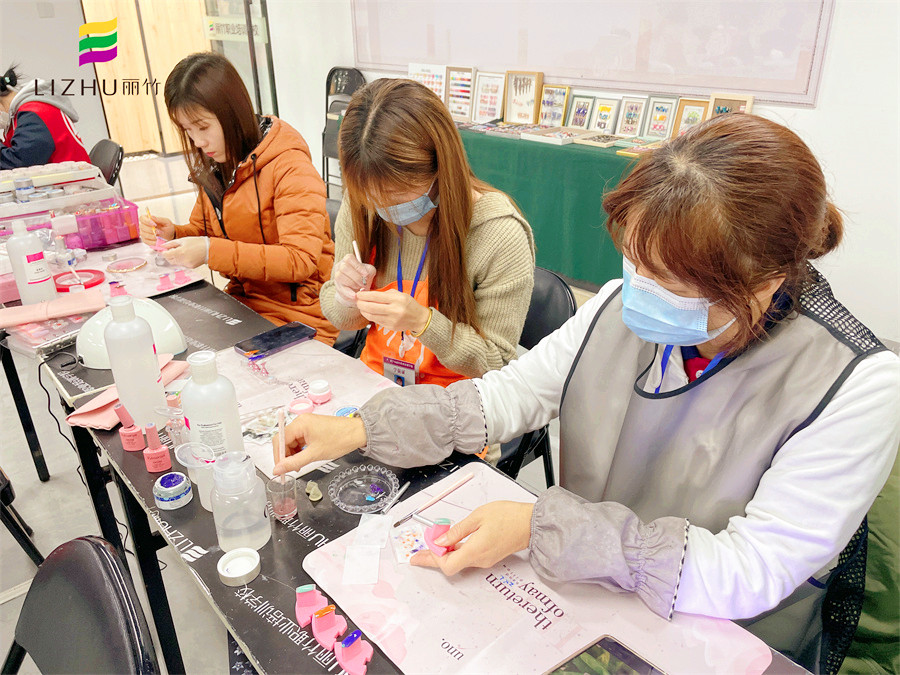 學(xué)美甲有年齡限制嗎？南寧專業(yè)美甲師培訓(xùn)學(xué)校告訴你