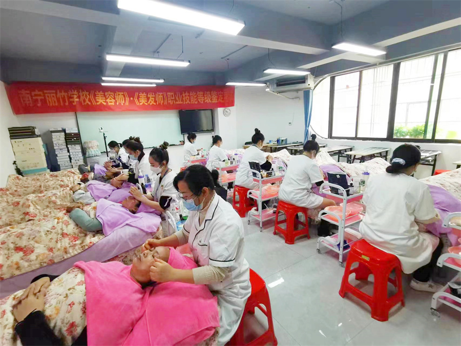 全員通過！廣西南寧美容師美發(fā)師考證班