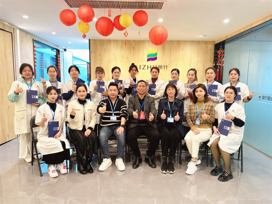 南寧美容培訓(xùn)班畢業(yè)，同學(xué)們，加油！