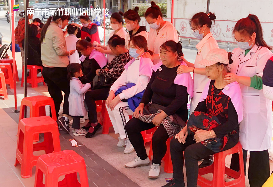 美容社會實踐活動，廣西美容職業(yè)學校專業(yè)技能贏口碑
