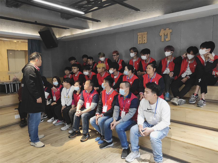 廣西美發(fā)專(zhuān)業(yè)學(xué)校舉行就業(yè)指導(dǎo)會(huì)