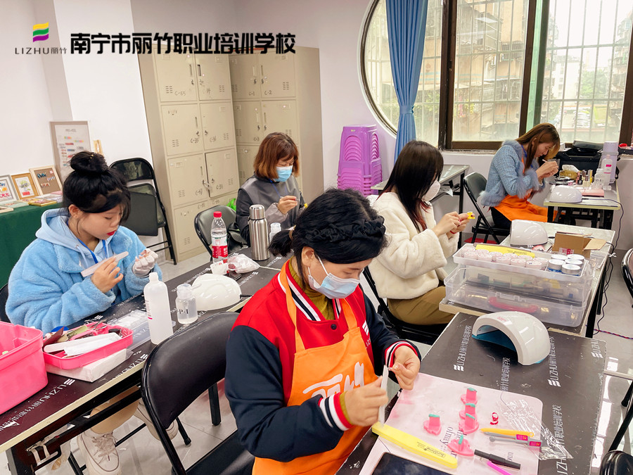 廣西美甲基礎(chǔ)內(nèi)容：經(jīng)常做美甲手會(huì)變黑嗎？