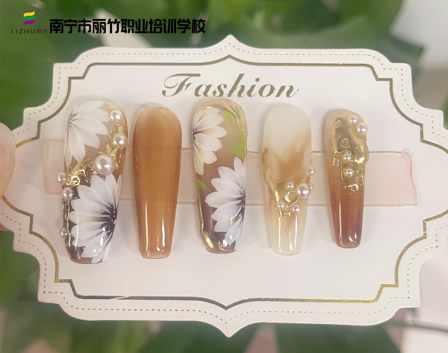 春日手繪花朵美甲，廣西美甲速成班營造春之浪漫