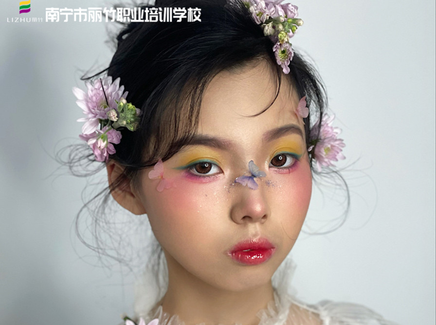 森系鮮花新娘造型，南寧新娘化妝學校作品