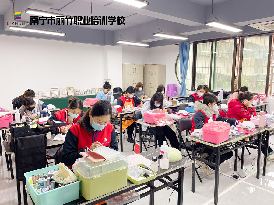 南寧學美甲哪里可以進修？麗竹學校美甲專業(yè)