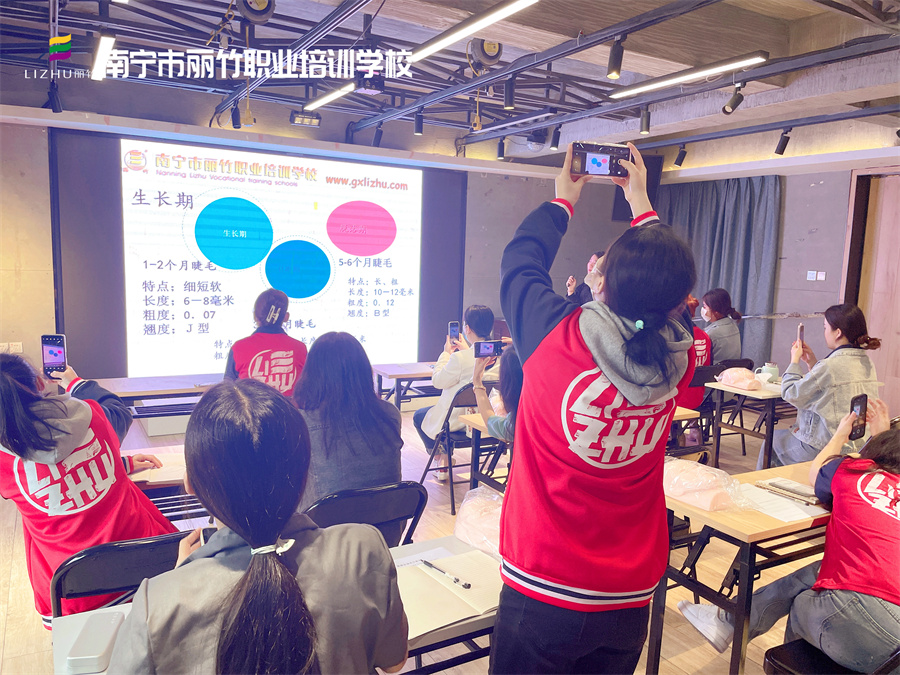 開班啦！直擊南寧美睫學校課堂實況