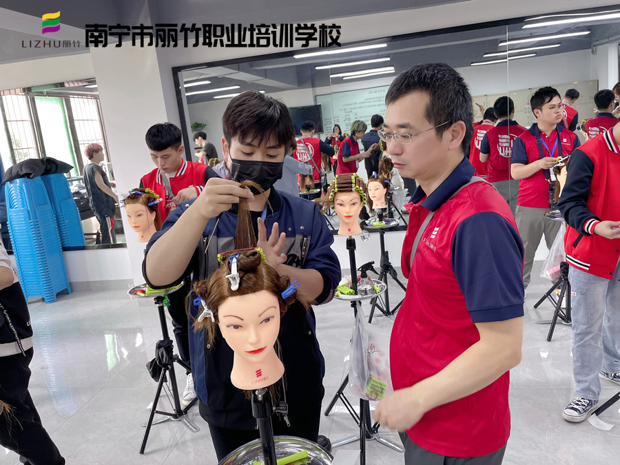 美發(fā)怎么卷杠紙？南寧美發(fā)卷發(fā)學(xué)校實(shí)訓(xùn)展示