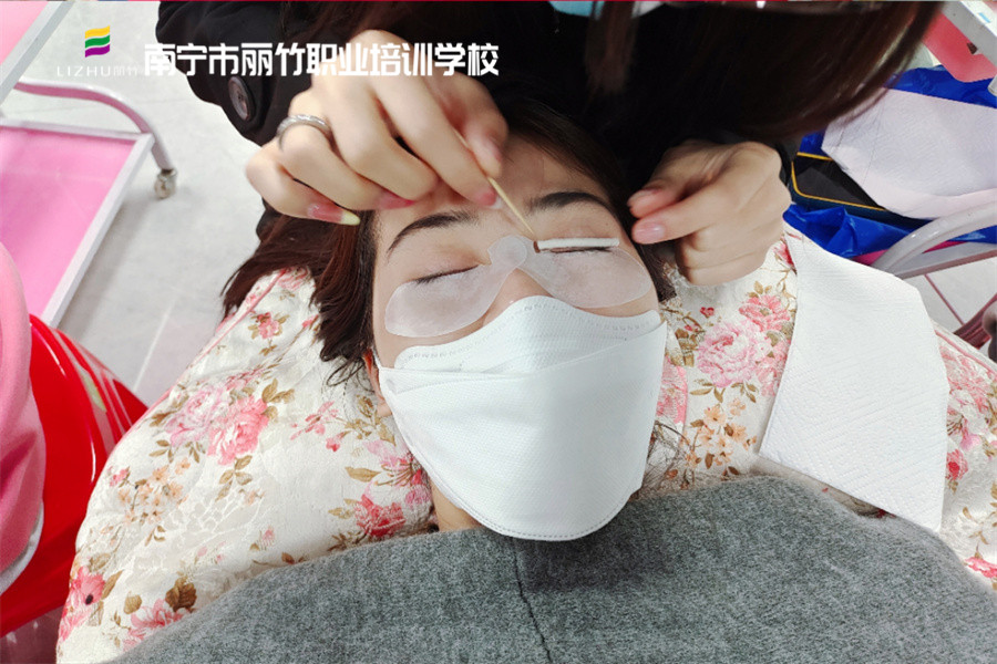 冷燙翹睫術(shù)的好處，南寧美甲美睫學(xué)校分享