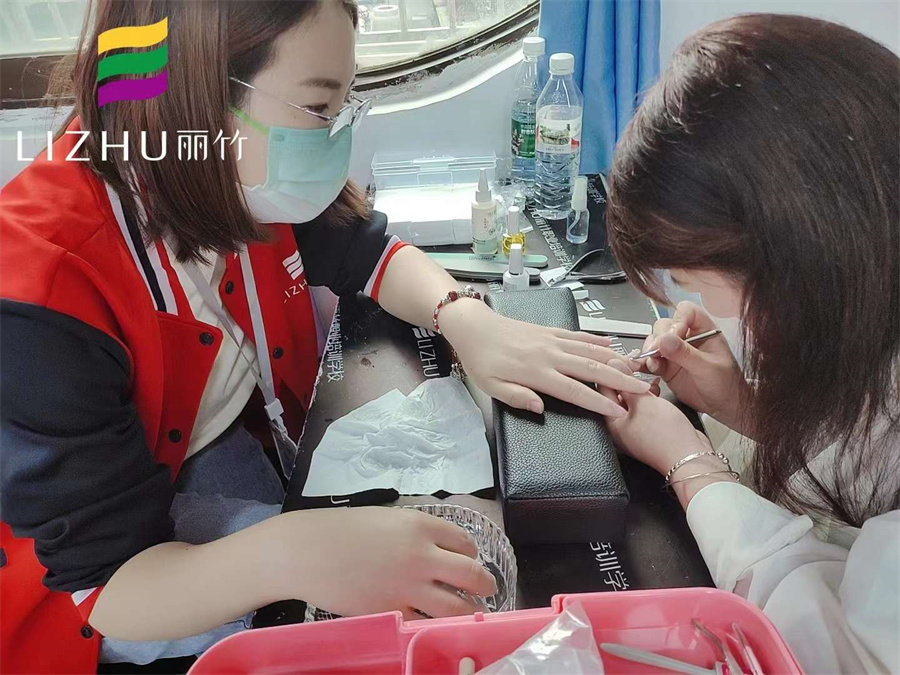 廣?西美甲基礎(chǔ)知識內(nèi)容：美甲怎么修手？