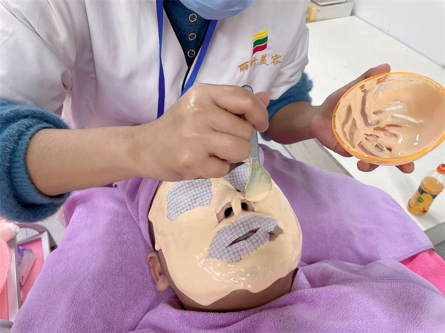 敷軟膜粉的好處？南寧美容皮膚管理學(xué)校實(shí)訓(xùn)講解