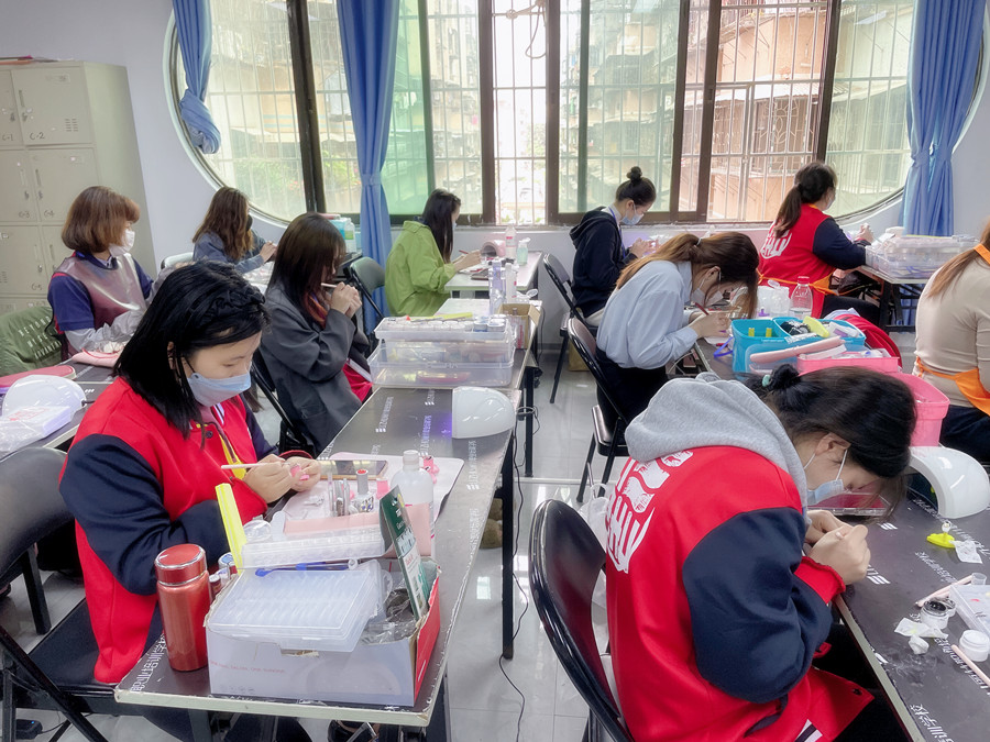 美甲底油和亮油的區(qū)別，廣西美甲基礎教學