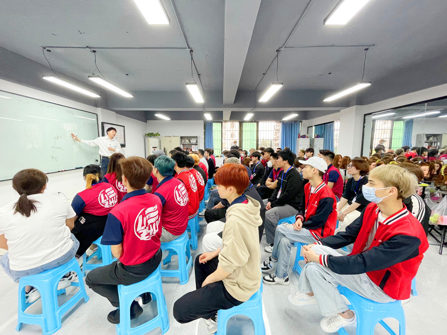 南寧美發(fā)學(xué)校推薦工作，麗竹學(xué)校舉行就業(yè)宣講會(huì)