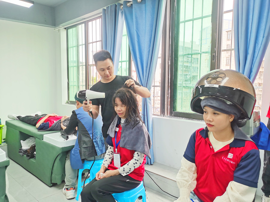 如何給發(fā)膜加熱？南寧美發(fā)職業(yè)技術學校課堂實訓講解