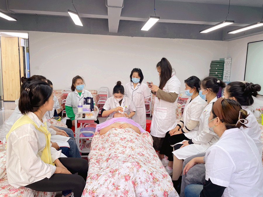 哪些化妝水不能濕敷？南寧美容護(hù)膚學(xué)校課堂筆記