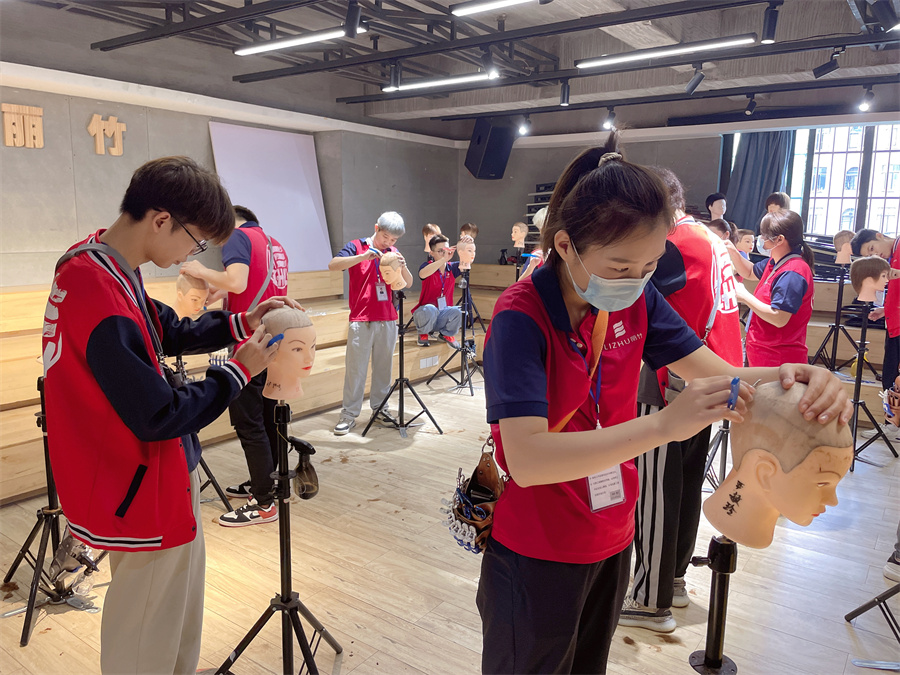 光頭剃頭技巧，廣西美發(fā)剃頭培訓(xùn)班實(shí)訓(xùn)教學(xué)