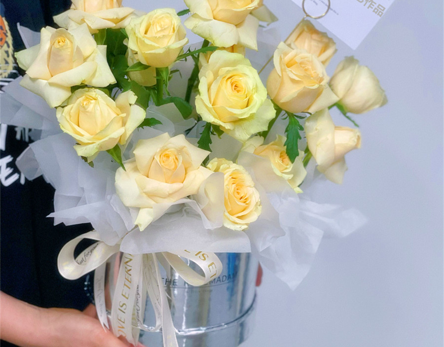 抱抱桶花束，南寧花藝零基礎(chǔ)培訓(xùn)班作品欣賞