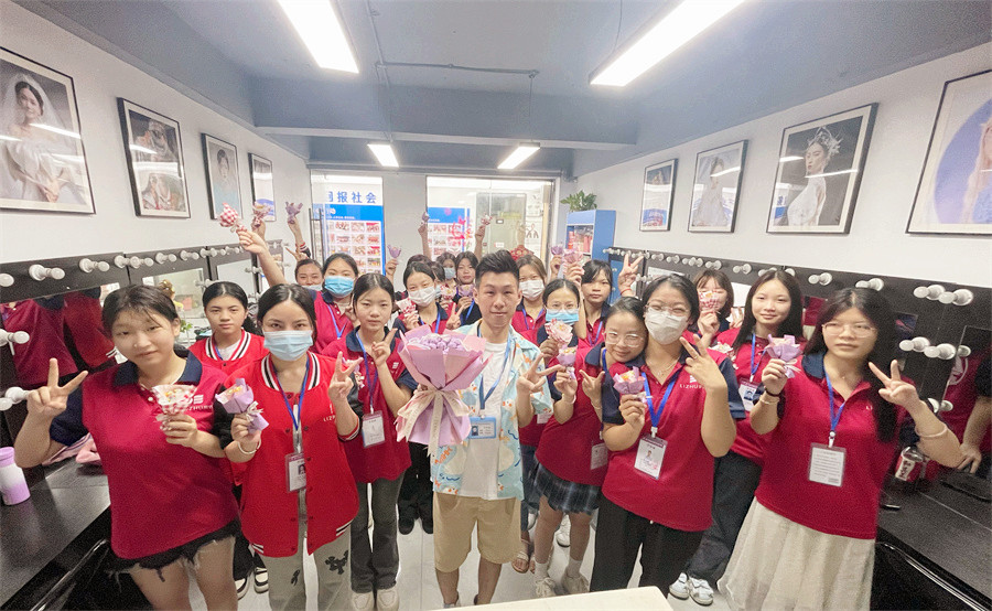 廣西化妝學(xué)校六一活動，儀式氛圍感拉滿